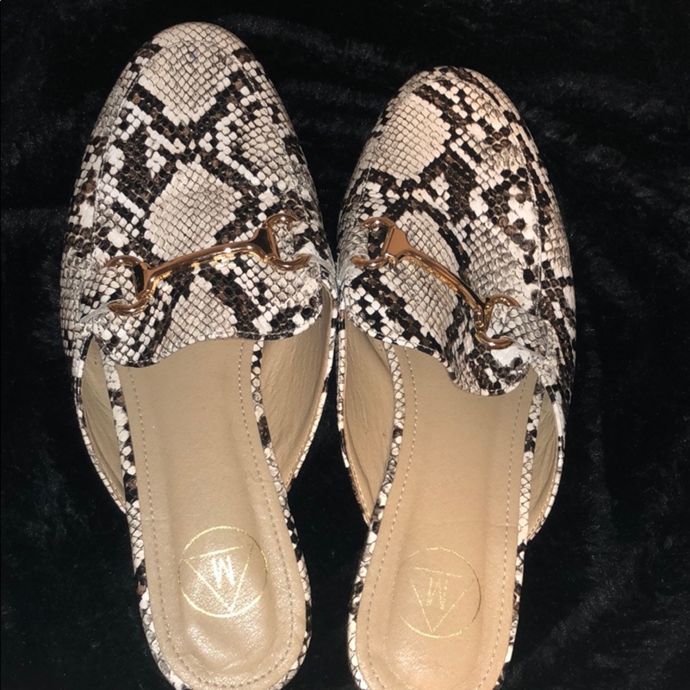Grey snake print mules